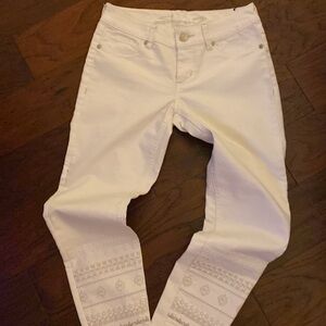 Woman’s White Seven Brand Jean embroidered legging Size26